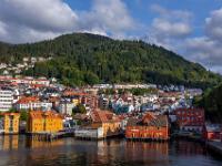Bunte Häuser am Bergen Haven bei der Abfahrt